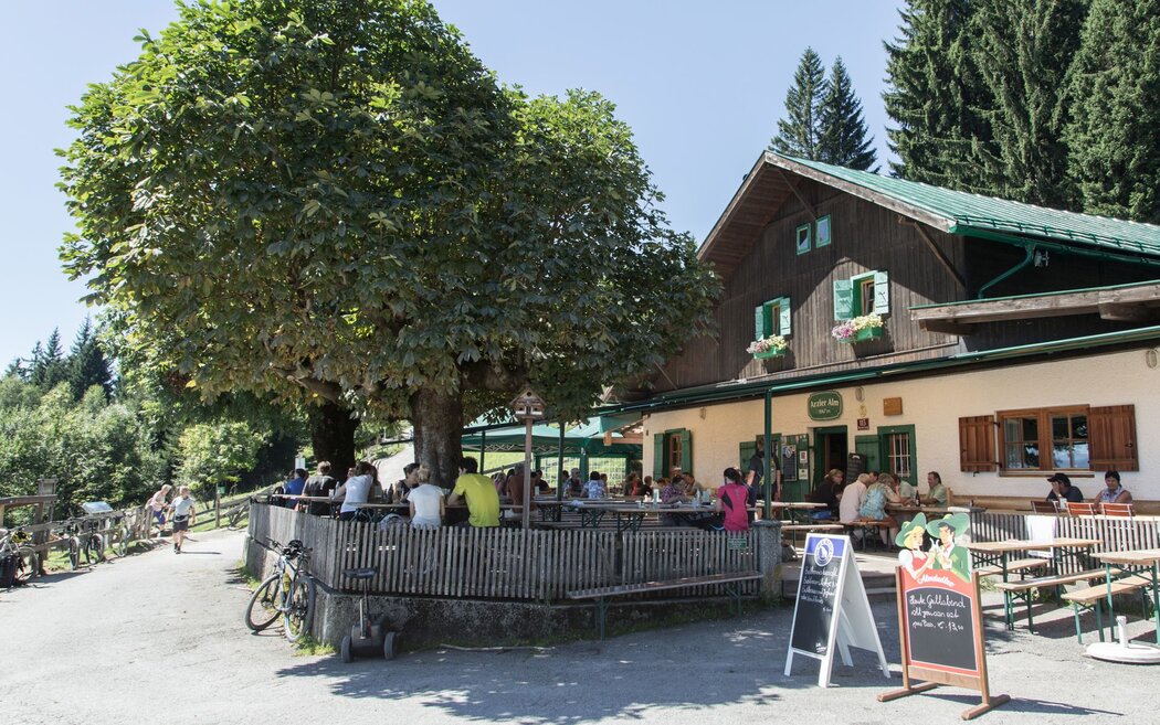 Außenansicht Arzler Alm im Sommer.