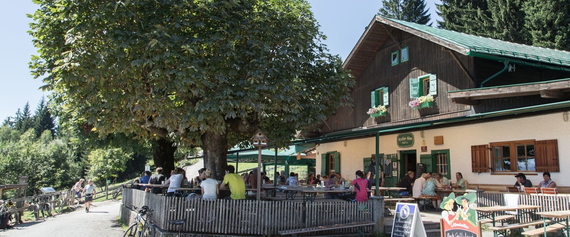 Außenansicht Arzler Alm im Sommer.